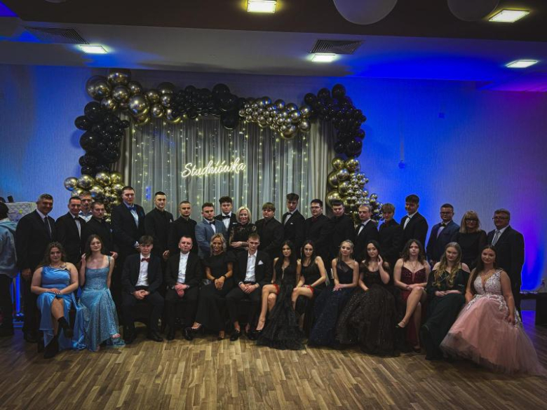 Maturzyści z „Wrocławskiej” bawili się na studniówce [foto]