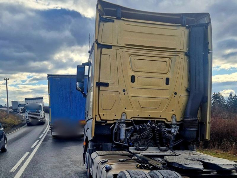 Utrudnienia w ruchu na krajowej ósemce. Zderzenie dwóch samochodów ciężarowych