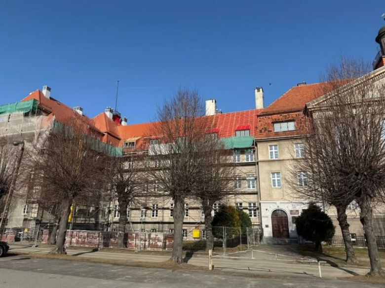 Trwają prace przy termomodernizacji budynku Liceum Ogólnokształcącego w Ząbkowicach Śląskich