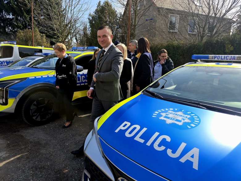 Nowe radiowozy wyjadą na drogi powiatu ząbkowickiego. Wspólny zakup policji i samorządów
