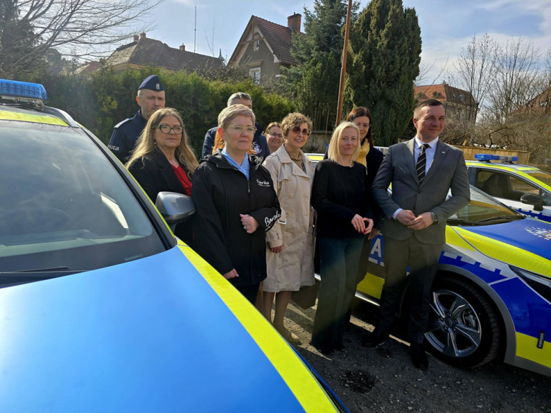 Nowe radiowozy wyjadą na drogi powiatu ząbkowickiego. Wspólny zakup policji i samorządów