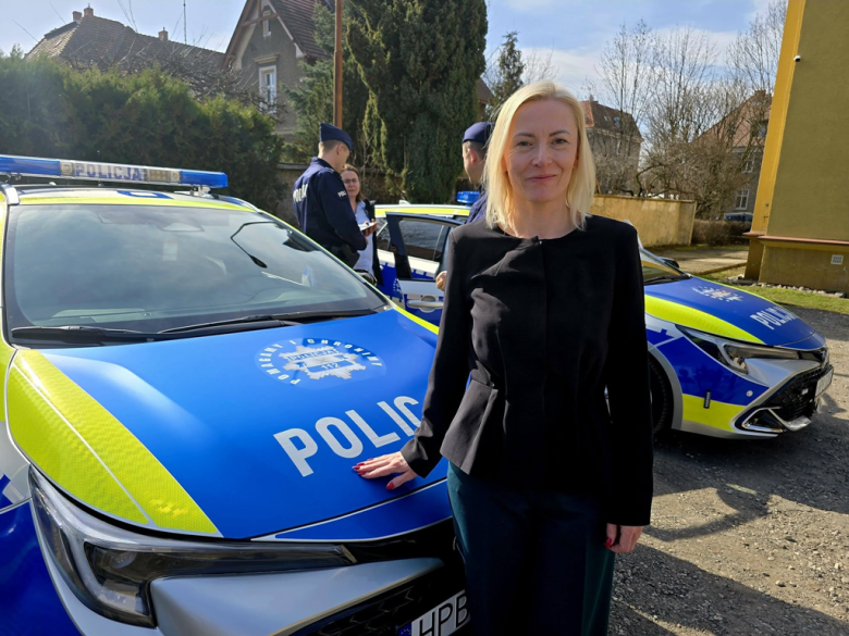 Nowe radiowozy wyjadą na drogi powiatu ząbkowickiego. Wspólny zakup policji i samorządów