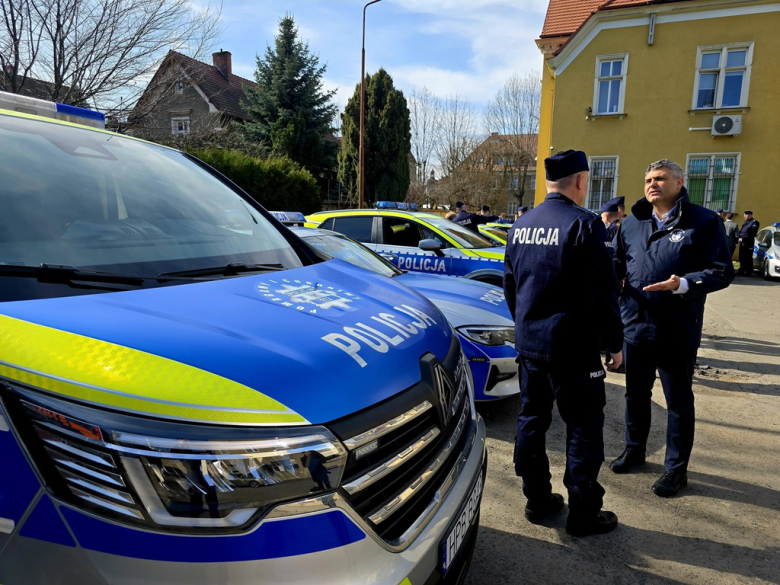 Nowe radiowozy wyjadą na drogi powiatu ząbkowickiego. Wspólny zakup policji i samorządów