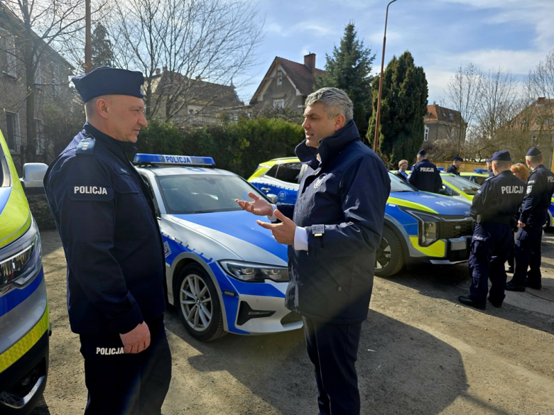Nowe radiowozy wyjadą na drogi powiatu ząbkowickiego. Wspólny zakup policji i samorządów
