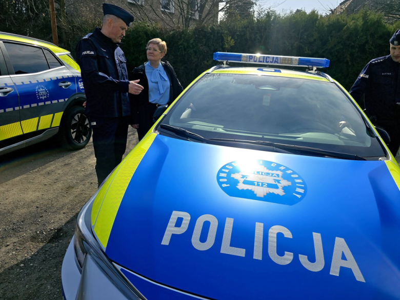 Nowe radiowozy wyjadą na drogi powiatu ząbkowickiego. Wspólny zakup policji i samorządów