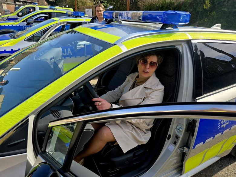 Nowe radiowozy wyjadą na drogi powiatu ząbkowickiego. Wspólny zakup policji i samorządów