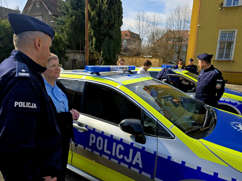 Nowe radiowozy wyjadą na drogi powiatu ząbkowickiego. Wspólny zakup policji i samorządów