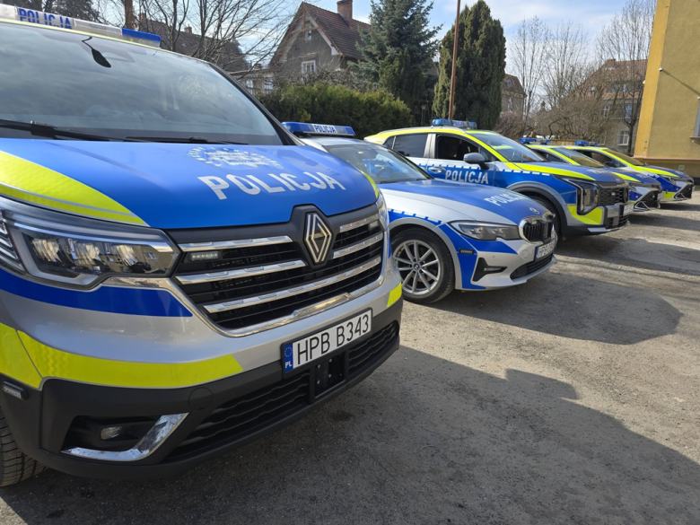 Nowe radiowozy wyjadą na drogi powiatu ząbkowickiego. Wspólny zakup policji i samorządów