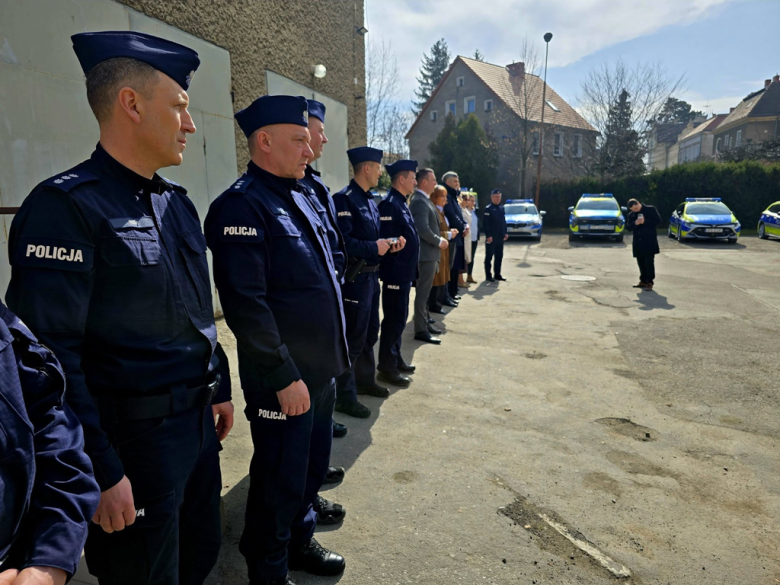 Nowe radiowozy wyjadą na drogi powiatu ząbkowickiego. Wspólny zakup policji i samorządów