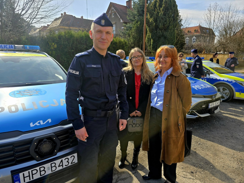 Nowe radiowozy wyjadą na drogi powiatu ząbkowickiego. Wspólny zakup policji i samorządów