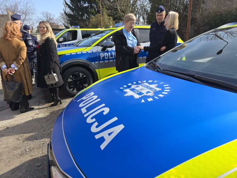 Nowe radiowozy wyjadą na drogi powiatu ząbkowickiego. Wspólny zakup policji i samorządów