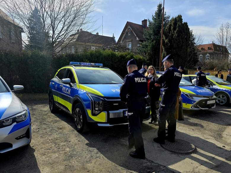 Nowe radiowozy wyjadą na drogi powiatu ząbkowickiego. Wspólny zakup policji i samorządów