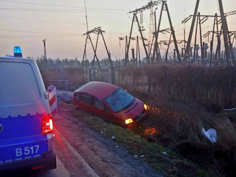 Nietrzeźwy kierowca z podrobionym prawem jazdy wjechał do rowu w Przyłęku
