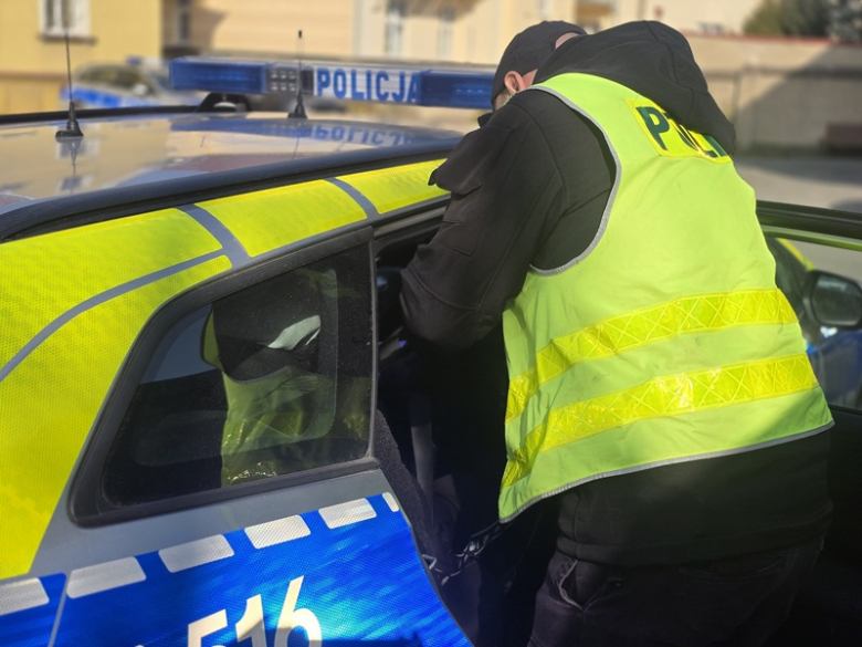 Nietrzeźwy kierowca z podrobionym prawem jazdy wjechał do rowu w Przyłęku