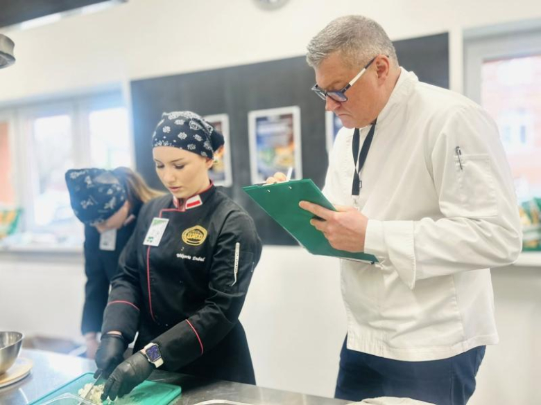 Młodzi kucharze w akcji. I Regionalny Konkurs Kulinarny Masfrost Chef 