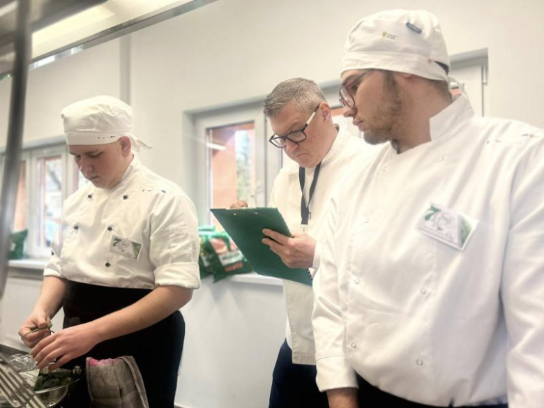 Młodzi kucharze w akcji. I Regionalny Konkurs Kulinarny Masfrost Chef 