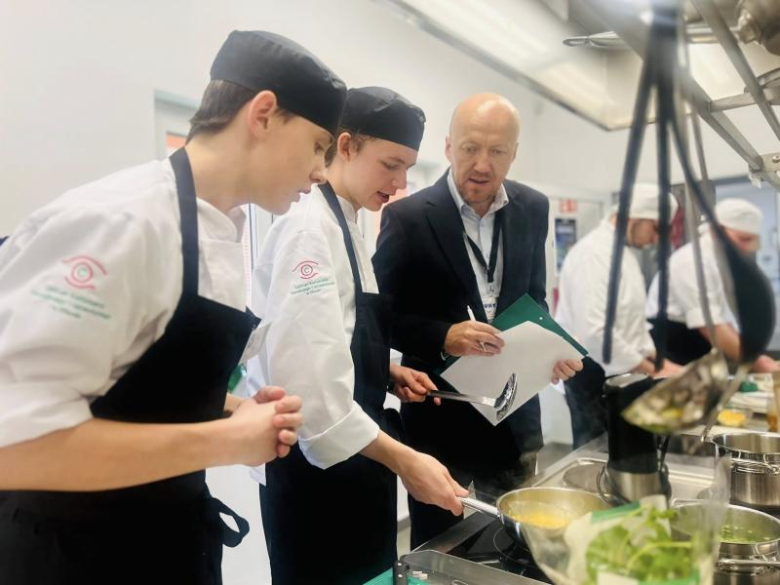 Młodzi kucharze w akcji. I Regionalny Konkurs Kulinarny Masfrost Chef 