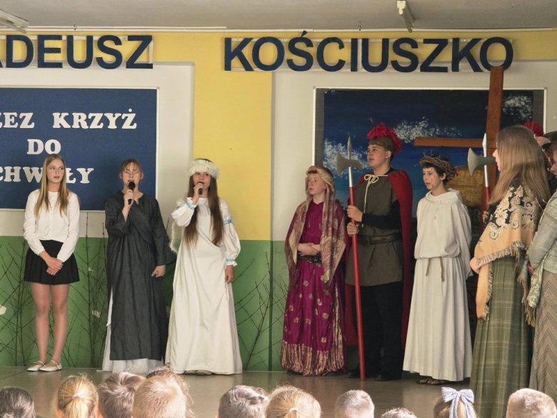 Wielkanocne przedstawienie uczniów Szkoły Podstawowej w Złotym Stoku