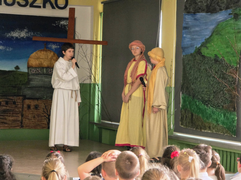 Wielkanocne przedstawienie uczniów Szkoły Podstawowej w Złotym Stoku