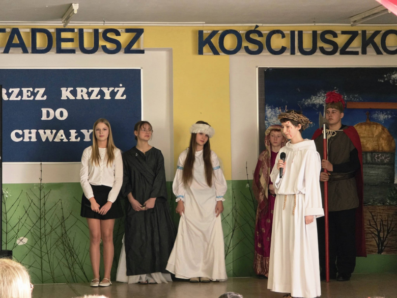 Wielkanocne przedstawienie uczniów Szkoły Podstawowej w Złotym Stoku