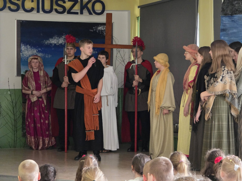 Wielkanocne przedstawienie uczniów Szkoły Podstawowej w Złotym Stoku