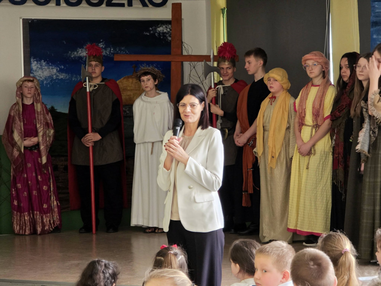 Wielkanocne przedstawienie uczniów Szkoły Podstawowej w Złotym Stoku