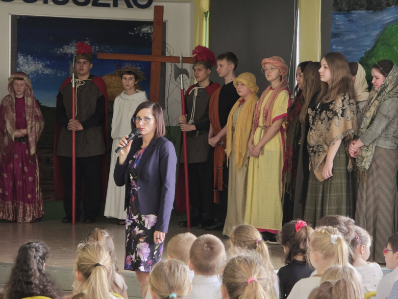 Wielkanocne przedstawienie uczniów Szkoły Podstawowej w Złotym Stoku