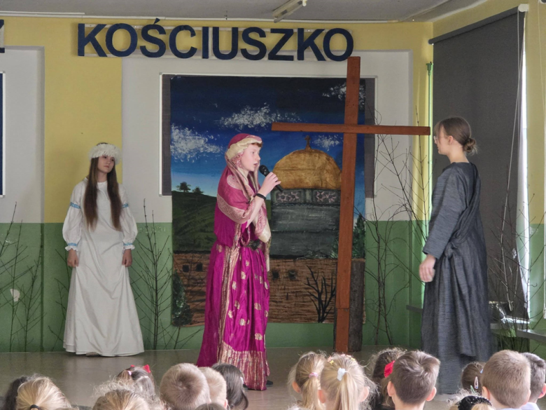 Wielkanocne przedstawienie uczniów Szkoły Podstawowej w Złotym Stoku