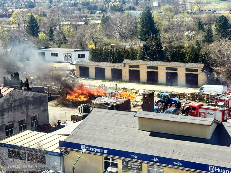 Pożar drewnianych palet przy ul. Waryńskiego. Interweniowało kilka zastępów straży pożarnej