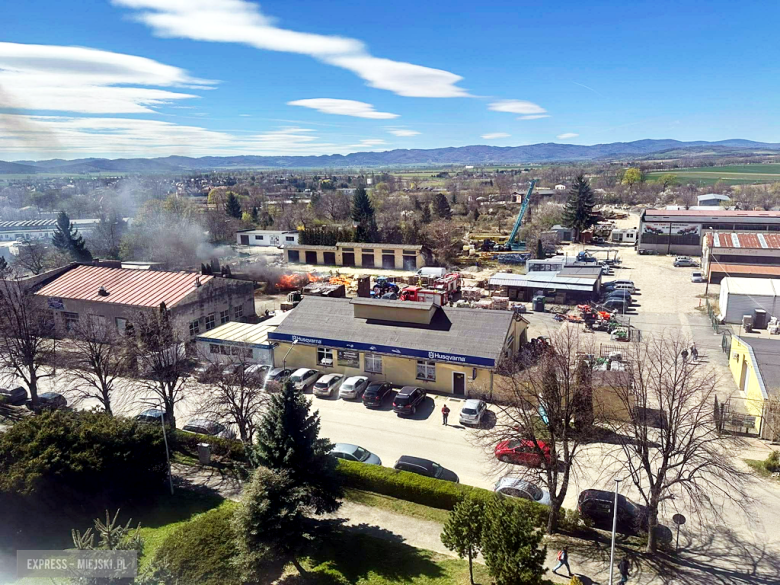 Pożar drewnianych palet przy ul. Waryńskiego. Interweniowało kilka zastępów straży pożarnej