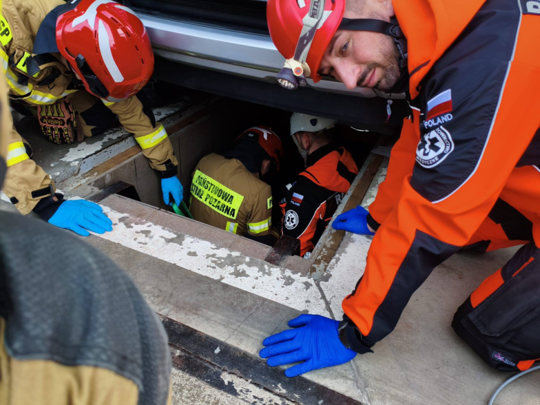 Wspólne ćwiczenia ratowników medycznych i strażaków w Ząbkowicach Śląskich