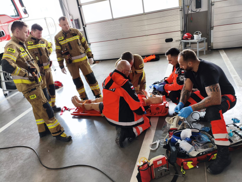 Wspólne ćwiczenia ratowników medycznych i strażaków w Ząbkowicach Śląskich