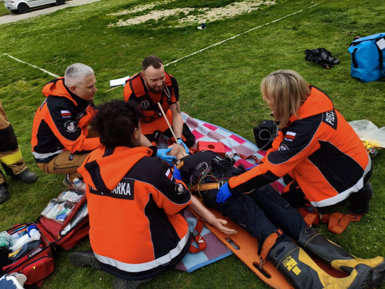 Wspólne ćwiczenia ratowników medycznych i strażaków w Ząbkowicach Śląskich