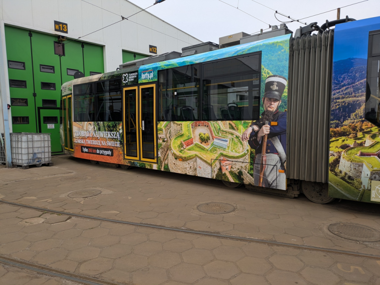 Na ulicach Poznania pojawił się tramwaj z wielkoformatową grafiką promującą srebrnogórską twierdzę