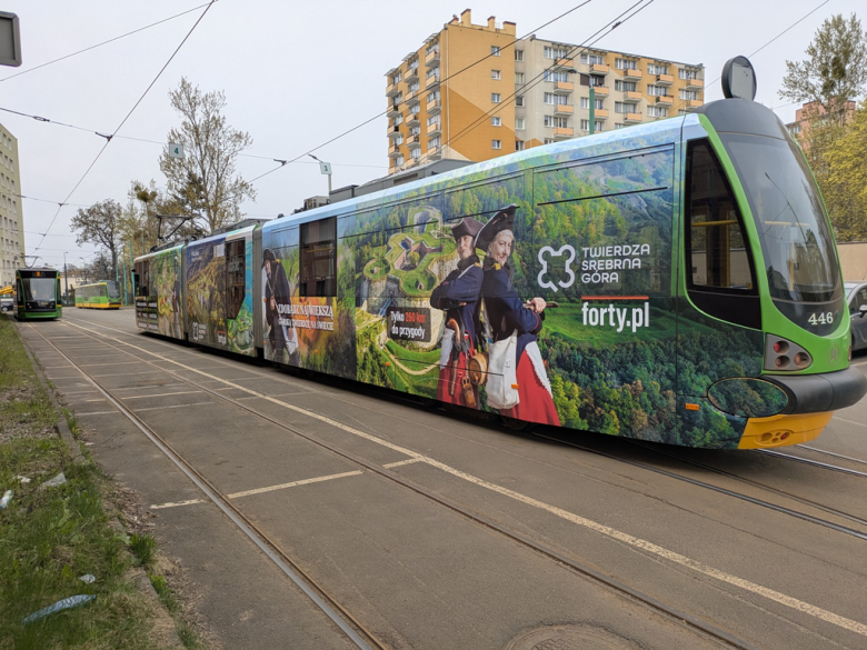 Na ulicach Poznania pojawił się tramwaj z wielkoformatową grafiką promującą srebrnogórską twierdzę