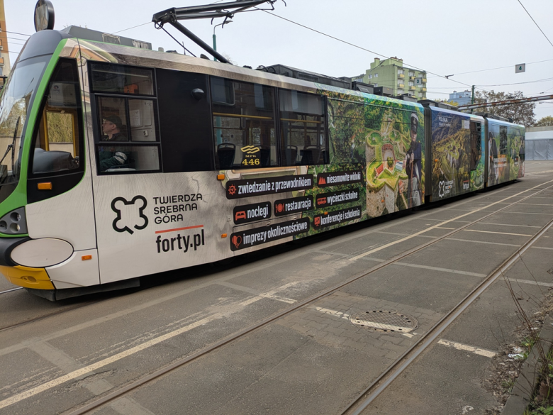 Na ulicach Poznania pojawił się tramwaj z wielkoformatową grafiką promującą srebrnogórską twierdzę