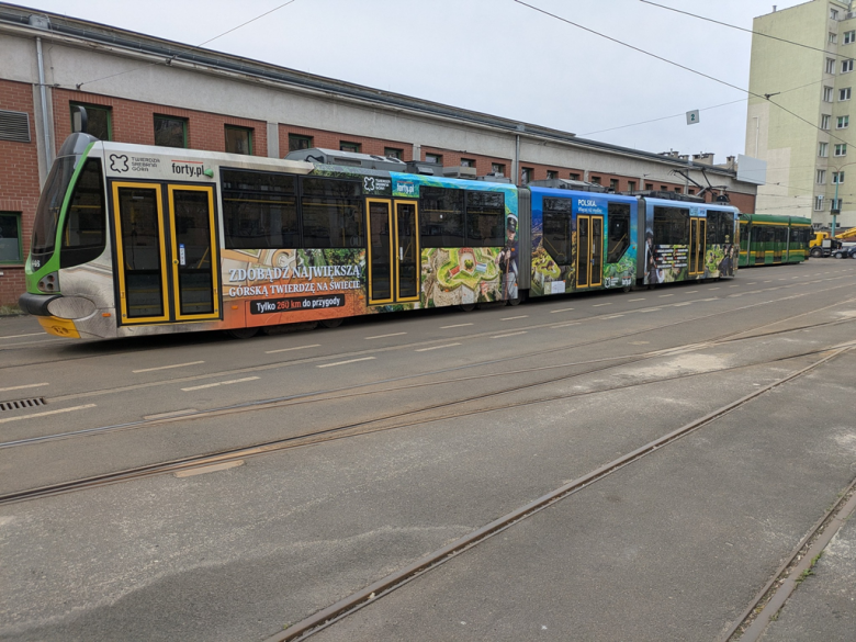 Na ulicach Poznania pojawił się tramwaj z wielkoformatową grafiką promującą srebrnogórską twierdzę