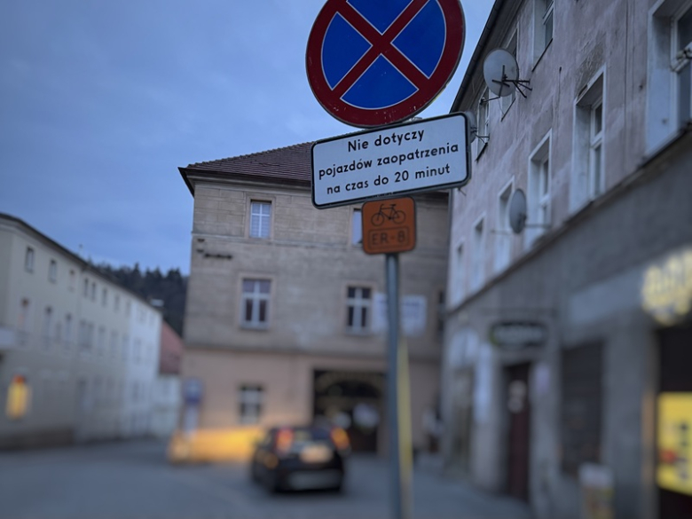 Parkujesz na zakazie? Licz się z mandatem. Parkowanie „na chwilę” kosztuje