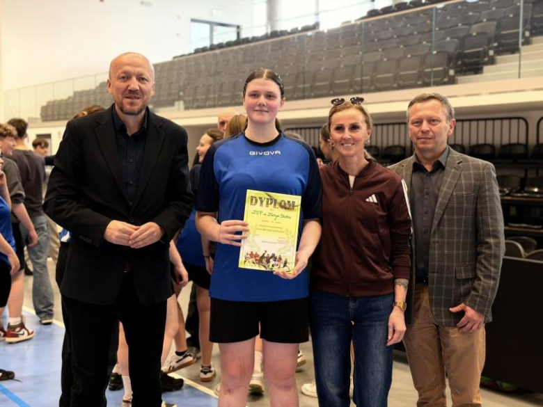 Finał powiatowy w piłce ręcznej w Ziębicach. Gospodynie i gospodarze najlepsi