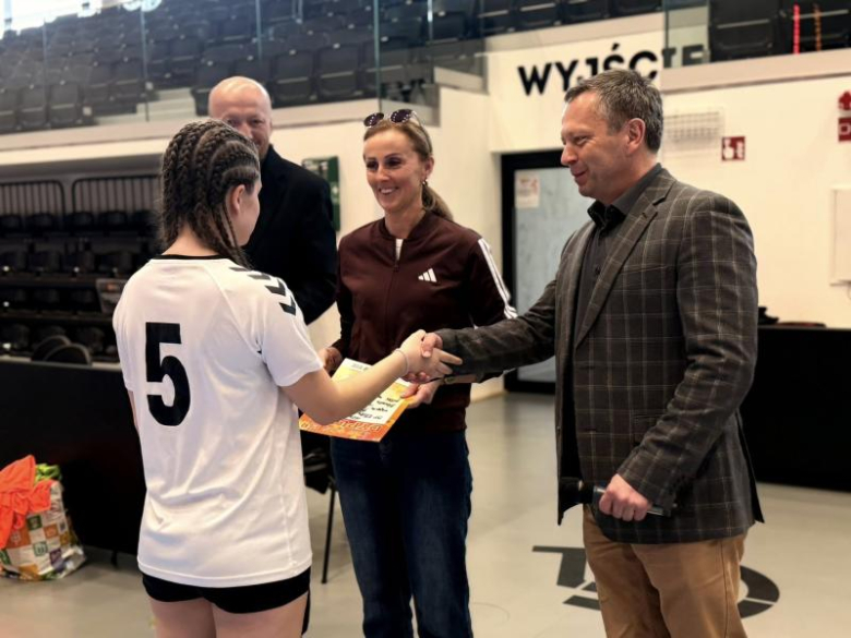 Finał powiatowy w piłce ręcznej w Ziębicach. Gospodynie i gospodarze najlepsi