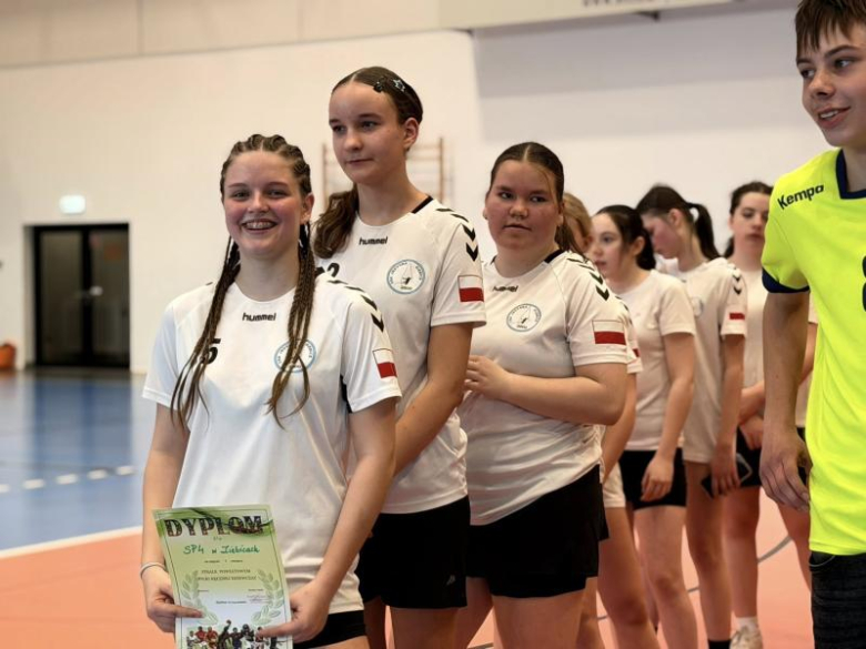 Finał powiatowy w piłce ręcznej w Ziębicach. Gospodynie i gospodarze najlepsi