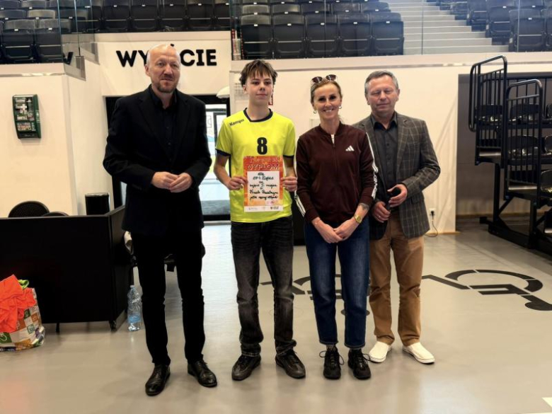 Finał powiatowy w piłce ręcznej w Ziębicach. Gospodynie i gospodarze najlepsi