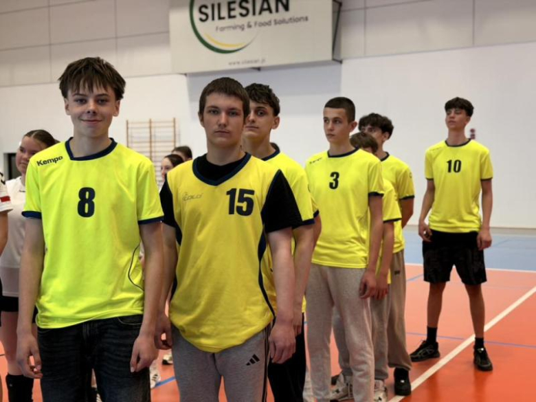 Finał powiatowy w piłce ręcznej w Ziębicach. Gospodynie i gospodarze najlepsi