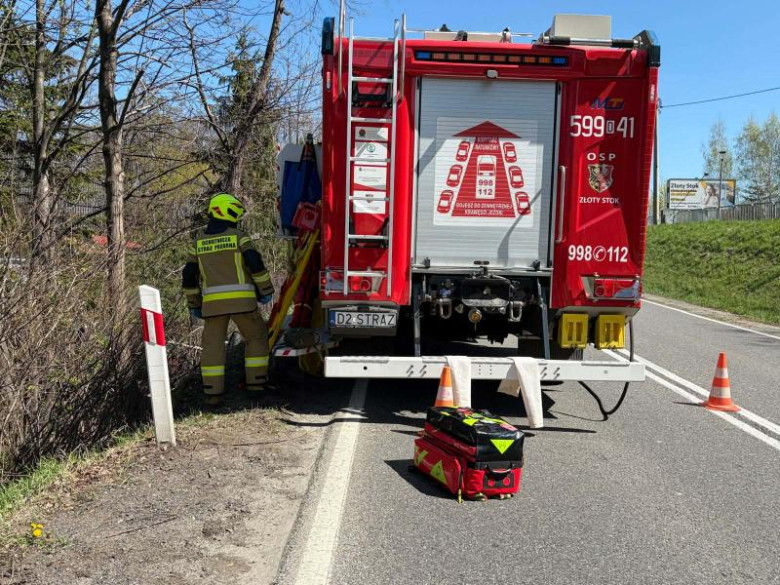 Motocyklista wypadł z drogi. Utrudnienia na drodze krajowej nr 46 w Złotym Stoku