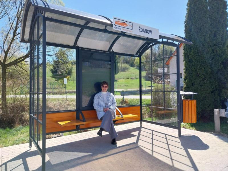 Nowe wiaty przystankowe już służą mieszkańcom gminy Stoszowice