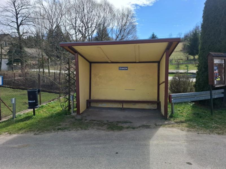 Nowe wiaty przystankowe już służą mieszkańcom gminy Stoszowice