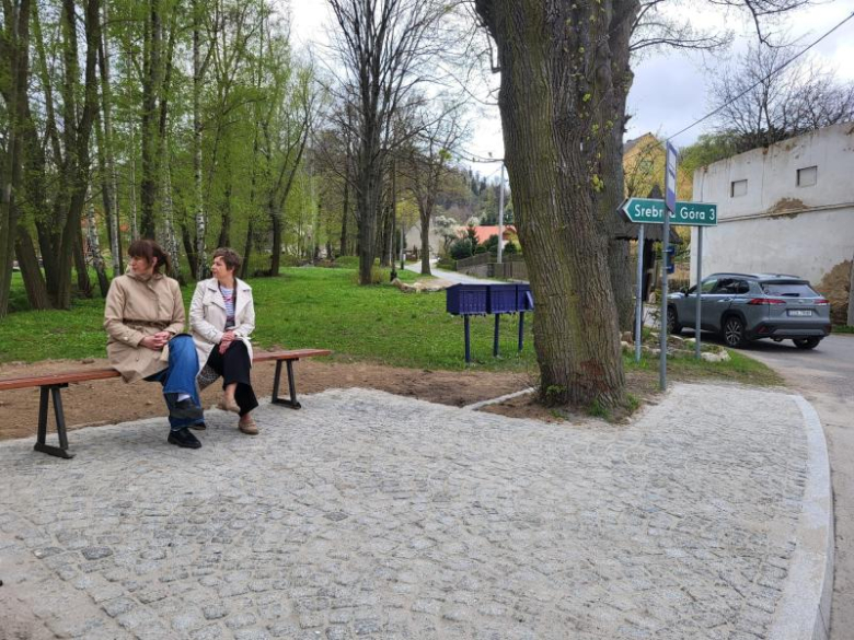 Nowe wiaty przystankowe już służą mieszkańcom gminy Stoszowice