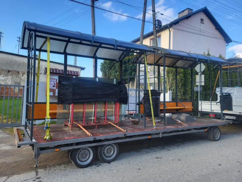 Nowe wiaty przystankowe już służą mieszkańcom gminy Stoszowice