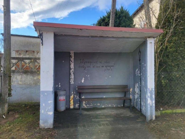 Nowe wiaty przystankowe już służą mieszkańcom gminy Stoszowice