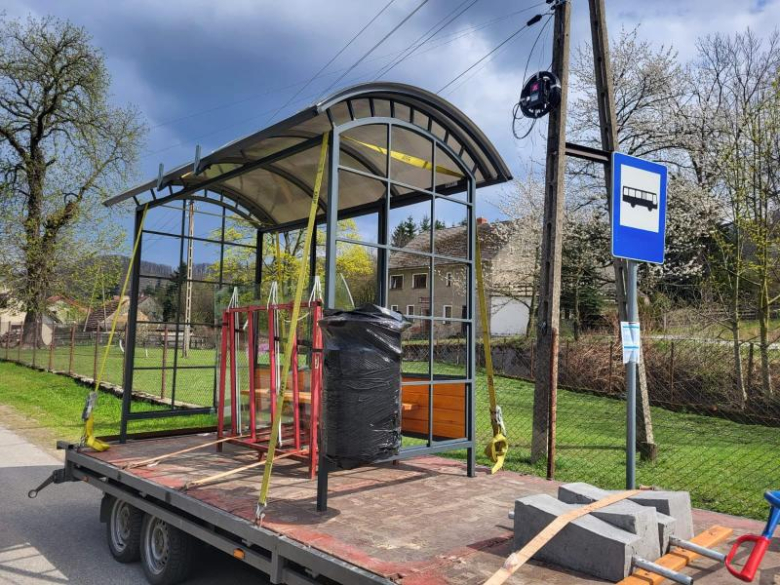 Nowe wiaty przystankowe już służą mieszkańcom gminy Stoszowice